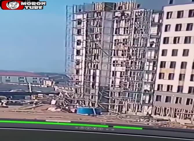 Video :Russia - a worker is on scaffolding when it collapses
